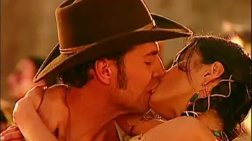 La ficción supera a la realidad: lo que empieza como un beso de guion acaba convirtiéndose en pura pasión entre Óscar y Jimena La ficción supera a la realidad: lo que empieza como un beso de guion acaba convirtiéndose en pura pasión entre Óscar y Jimena