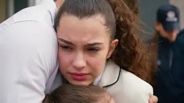 Sarp se venga de los Eren enviando a Asiye a prisión, pero al final él cambia su testimonio y logra su libertad Sarp se venga de los Eren enviando a Asiye a prisión, pero al final él cambia su testimonio y logra su libertad