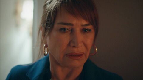 Filiz sorprende al marido de su hija en la cama con otra mujer