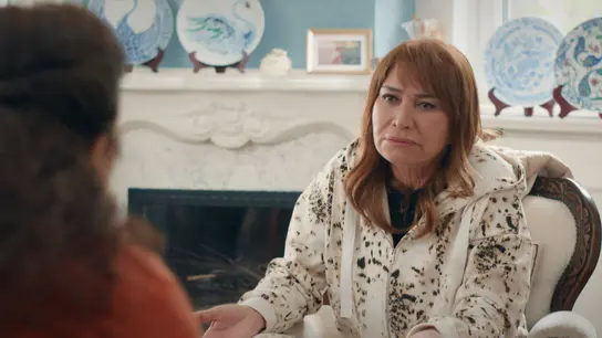 Filiz le cuenta a su hermana que el escarceo amoroso del marido de Irmak Filiz le cuenta a su hermana que el escarceo amoroso del marido de Irmak
