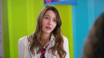 Lydia cambia de estrategia para acercarse de nuevo a Ömer y finge estar enamorada de Sarp Lydia cambia de estrategia para acercarse de nuevo a Ömer y finge estar enamorada de Sarp