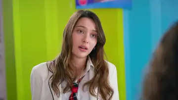 Lydia cambia de estrategia para acercarse de nuevo a Ömer y finge estar enamorada de Sarp Lydia cambia de estrategia para acercarse de nuevo a Ömer y finge estar enamorada de Sarp