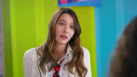 Lydia cambia de estrategia para acercarse de nuevo a Ömer y finge estar enamorada de Sarp Lydia cambia de estrategia para acercarse de nuevo a Ömer y finge estar enamorada de Sarp