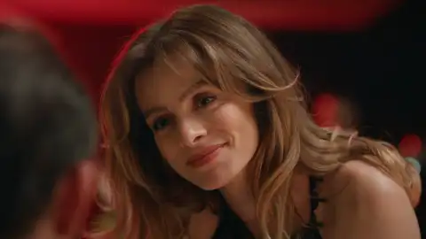 Karsu le demuestra a Hande que Reha está loco por ella Karsu le demuestra a Hande que Reha está loco por ella