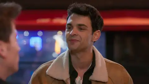 Ayaz se interesa por Asiye y apuesta con su primo Sarp que conseguirá conquistarla Ayaz se interesa por Asiye y apuesta con su primo Sarp que conseguirá conquistarla