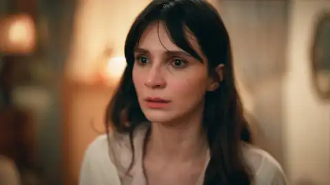 Irmak no puede parar de llorar al saber que su marido le ha sido infiel Irmak no puede parar de llorar al saber que su marido le ha sido infiel