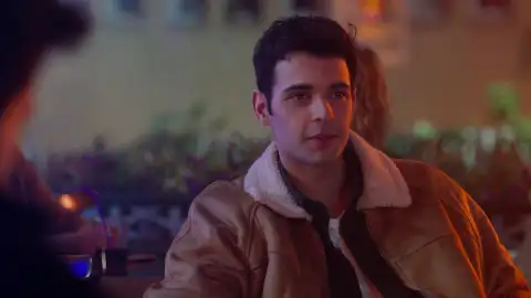 Ayaz coincide con Asiye fuera del colegio Ataman Ayaz coincide con Asiye fuera del colegio Ataman