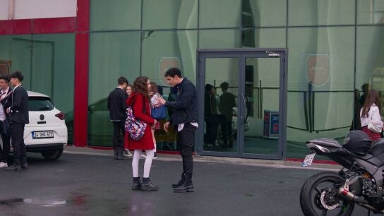 El desafortunado primer encuentro entre Asiye y Ayaz 