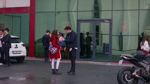 El desafortunado primer encuentro entre Asiye y Ayaz 