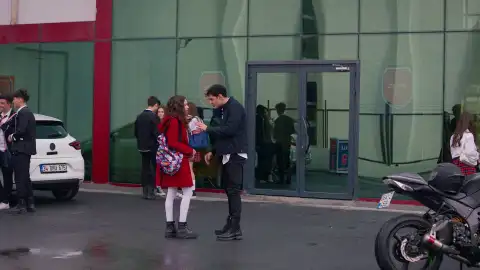 El desafortunado primer encuentro entre Asiye y Ayaz El desafortunado primer encuentro entre Asiye y Ayaz