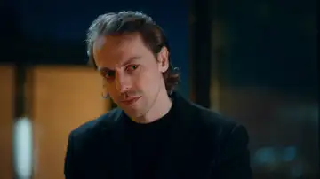 Atilla secuestra a Karsu para confesarle la verdad sobre su pasado y lo enamorado que está de ella Atilla secuestra a Karsu para confesarle la verdad sobre su pasado y lo enamorado que está de ella