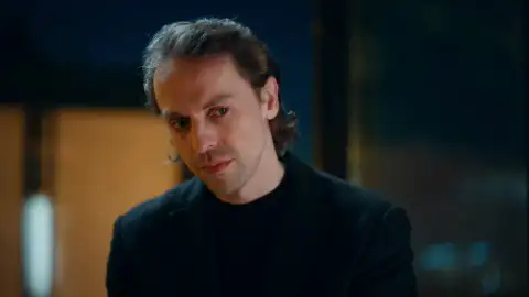 Atilla secuestra a Karsu para confesarle la verdad sobre su pasado y lo enamorado que está de ella Atilla secuestra a Karsu para confesarle la verdad sobre su pasado y lo enamorado que está de ella