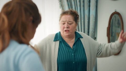 Filiz y su hermana aprenden a bailar Halay 