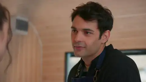 Ayaz empieza a pasar más tiempo con Asiye e incluso le dedica unas tiernas palabras de amor en italiano Ayaz empieza a pasar más tiempo con Asiye e incluso le dedica unas tiernas palabras de amor en italiano