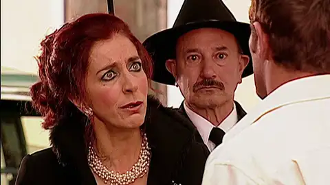 Doña Eduvina cae rendida ante Franco, aunque él solo tiene ojos para Rosario Doña Eduvina cae rendida ante Franco, aunque él solo tiene ojos para Rosario