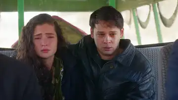 Sengül fallece de regreso a casa cuando el autocar en el viaja tiene un accidente de tráfico. La familia, rota de dolor, se enfrenta a su pérdida. Sengül fallece de regreso a casa cuando el autocar en el viaja tiene un accidente de tráfico. La familia, rota de dolor, se enfrenta a su pérdida.