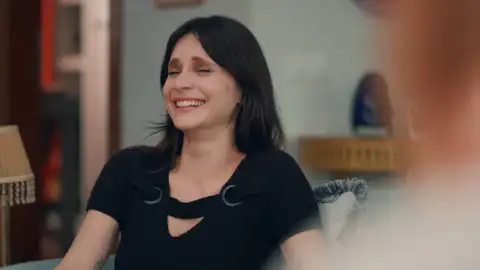 Irmak no puede parar de reír ¿qué es lo que le hace tanta gracia? Irmak no puede parar de reír ¿qué es lo que le hace tanta gracia?