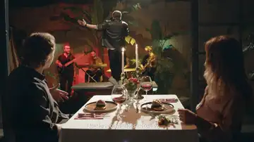 La romántica sorpresa de Mert Melek para su hermano Atilla y Karsu termina en con un accidente inesperado La romántica sorpresa de Mert Melek para su hermano Atilla y Karsu termina en con un accidente inesperado