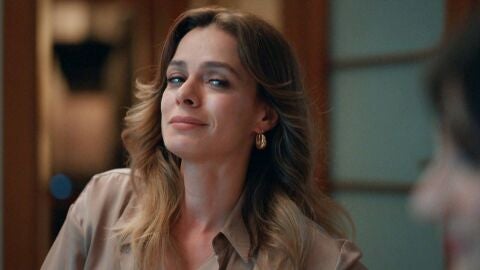 Karsu le confiesa a Irmak que todavía sigue suspirando por Atilla 