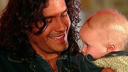 Pasi&oacute;n de gavilanes - Juan conoce a su hijo Juan David y se emociona como nunca lo hab&iacute;amos visto