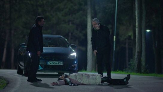 S&uuml;reyya atropella mortalmente a Suzan y &Ouml;mer llora su muerte 
