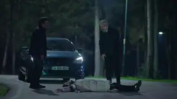 Süreyya atropella mortalmente a Suzan y Ömer llora su muerte Süreyya atropella mortalmente a Suzan y Ömer llora su muerte