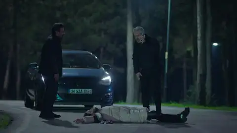 Süreyya atropella mortalmente a Suzan y Ömer llora su muerte Süreyya atropella mortalmente a Suzan y Ömer llora su muerte