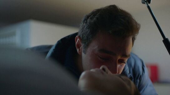 Ömer llora desconsoladamente tras la muerte de Suzan
