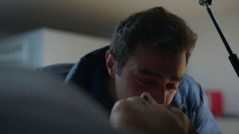 Ömer llora desconsoladamente tras la muerte de Suzan