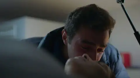 Ömer llora desconsoladamente tras la muerte de Suzan Ömer llora desconsoladamente tras la muerte de Suzan