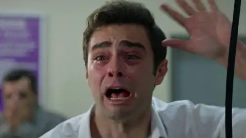 Ömer, roto de dolor tras la muerte de su hermana Asiye Ömer, roto de dolor tras la muerte de su hermana Asiye