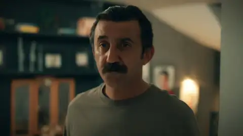 Reha escucha una conversación comprometida de Tilsim y Karsu Reha escucha una conversación comprometida de Tilsim y Karsu