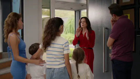 Tilsim, Deniz y Selin rechazan a su madre Karsu Tilsim, Deniz y Selin rechazan a su madre Karsu