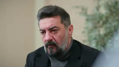 Akif descubre que le quedan cuatro meses de vida Akif descubre que le quedan cuatro meses de vida