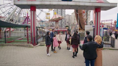 Akif se lleva a los alumnos del Ataman a un parque de atracciones