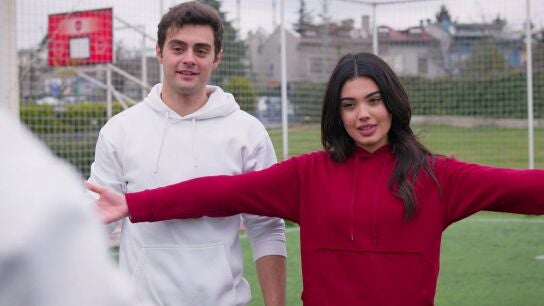 Aybike y S&uuml;sen dan una clase magistral de f&uacute;tbol a los chicos del Ataman