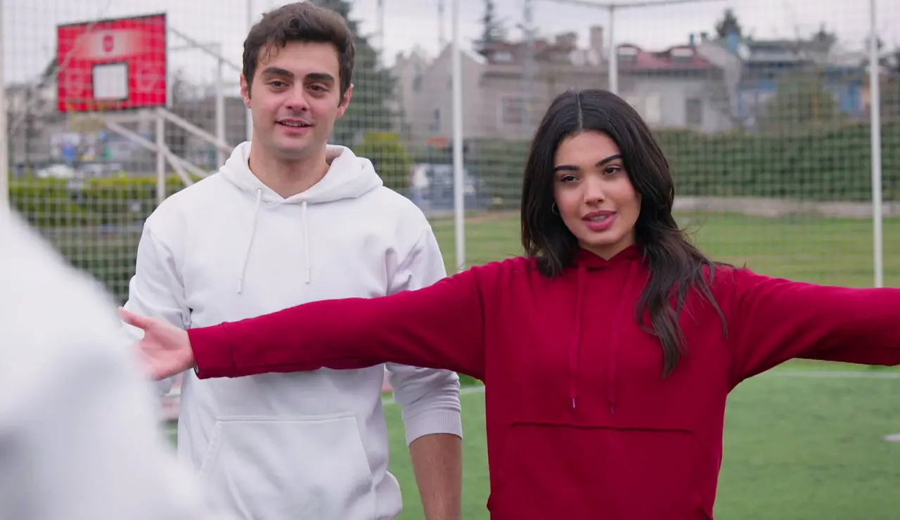 Aybike y Süsen dan una clase magistral de fútbol a los chicos del Ataman