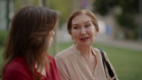 Karsu recibe ánimos de una mujer que se encuentra en la calle 