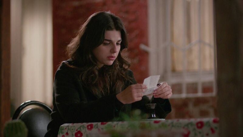 Cansu encuentra la confesión de Akif y descubre la verdad sobre la muerte del padre de Ömer