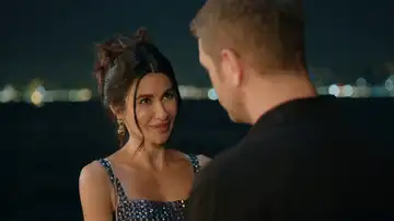 Bora queda descolocado ante el juego de seducción de Ayça Bora queda descolocado ante el juego de seducción de Ayça