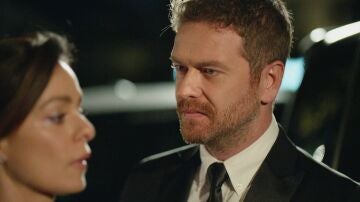 La complicidad entre Bora y Karsu crece fuera de la empresa y Ay&ccedil;a comienza a ser consciente 