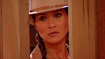 Pasi&oacute;n de gavilanes - D&iacute;nora guarda un regalo de bodas envenenado para Juan: lo manda secuestrar