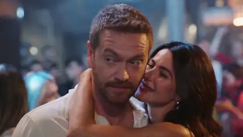 La prima de Irmak despliega todas sus armas para conquistar a Bora La prima de Irmak despliega todas sus armas para conquistar a Bora