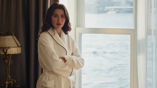 Ayça intenta seducir a Bora sin mucho éxito Ayça intenta seducir a Bora sin mucho éxito