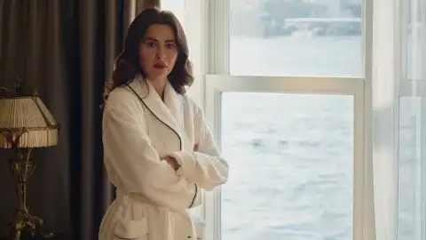 Ayça intenta seducir a Bora sin mucho éxito Ayça intenta seducir a Bora sin mucho éxito