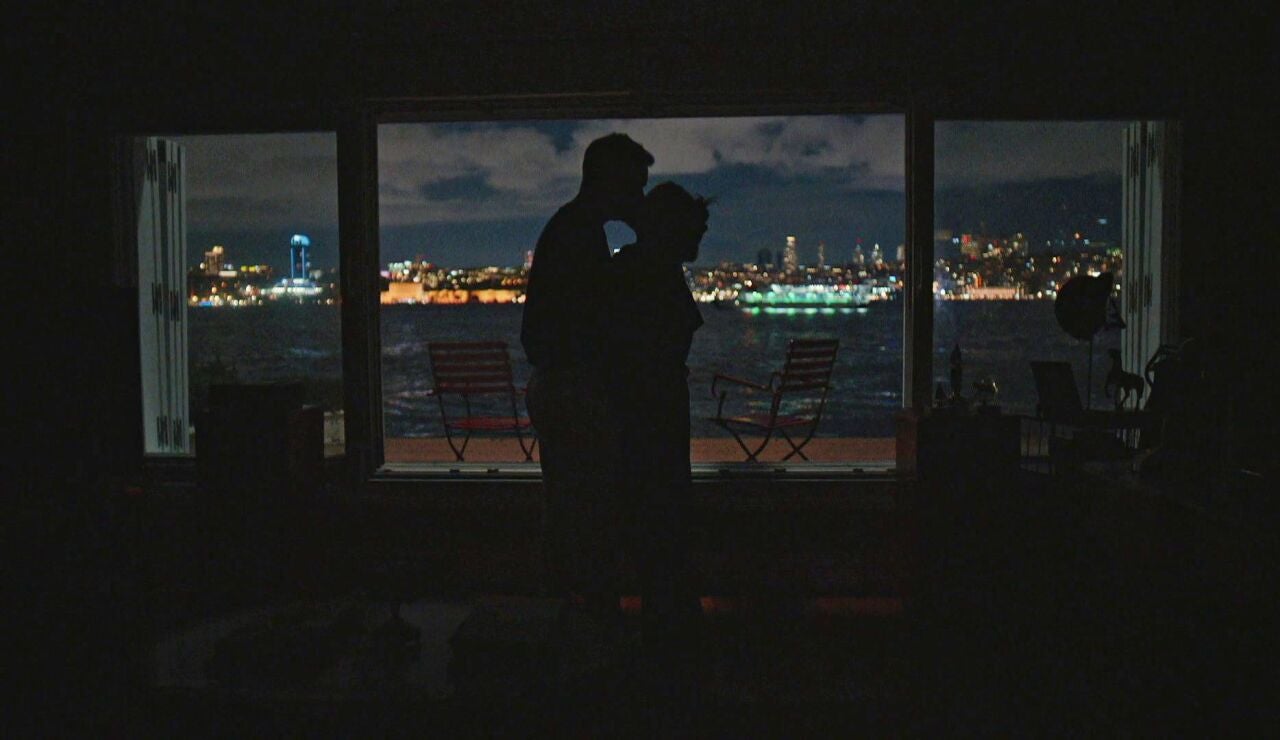 Bora es un conquistador: Ay&ccedil;a se muere por &eacute;l y Karsu termina bes&aacute;ndolo 