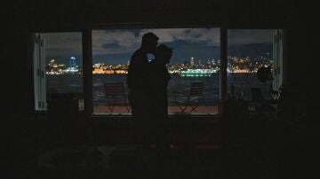 Bora es un conquistador: Ay&ccedil;a se muere por &eacute;l y Karsu termina bes&aacute;ndolo 