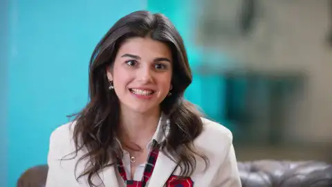 Cansu quiere que Ayaz le dé clases particulares de química Cansu quiere que Ayaz le dé clases particulares de química