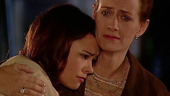 Pasi&oacute;n de gavilanes - Sarita consuela a Gabriela, que siente que est&aacute; perdiendo a sus hijas