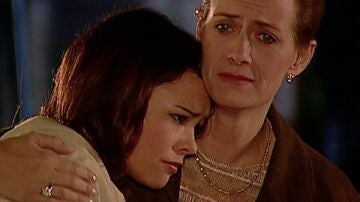 Pasi&oacute;n de gavilanes - Sarita consuela a Gabriela, que siente que est&aacute; perdiendo a sus hijas